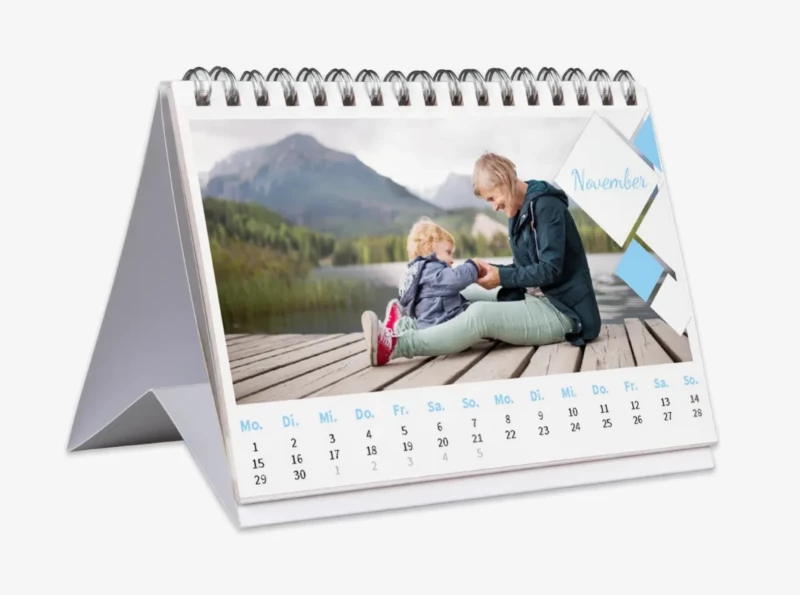 Hochwertigen Foto-Tischkalender in der ROSSMANN Fotowelt selbst gestalten und bestellen. Die Kalender gibt es in verschiedenen Varianten, zum Beispiel mit Ringbindung.