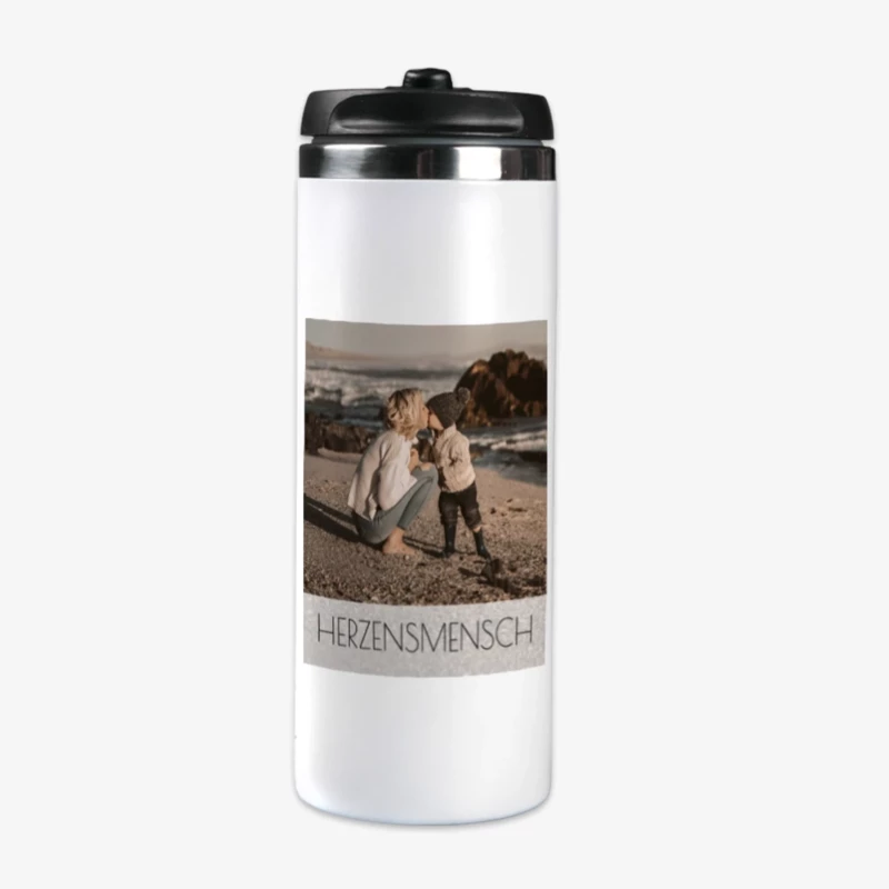 Ein Thermobecher mit Foto ist ideal als Geschenk. Personalisiert den Thermobecher mit dem Namen des Beschenkten oder einem Spruch, der euch beide verbindet.