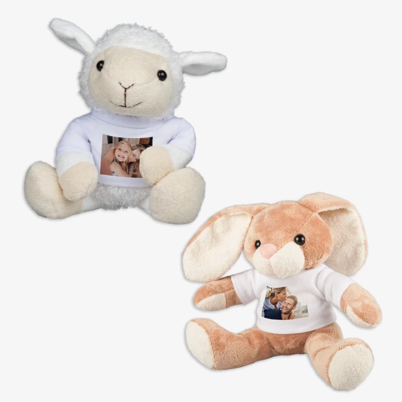 Ein Kuscheltier mit Foto ist ein perfektes Geschenk für Groß und Klein. Ob Schaf oder Hase, euer personalisiertes Kuscheltier sorgt für unvergessliche Kuschelmomente.